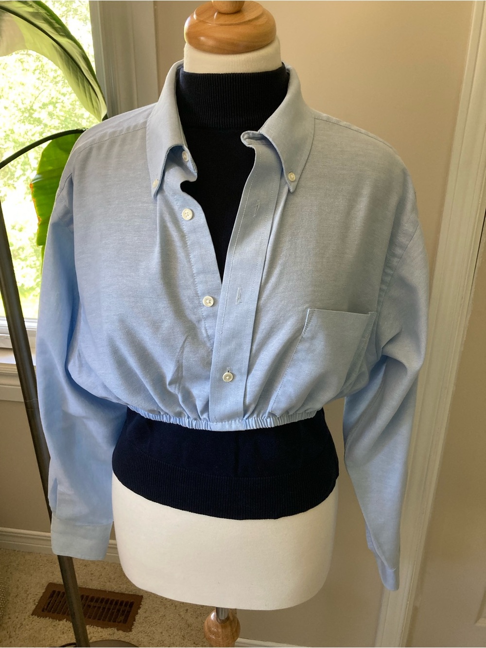 Cropped, light blue Oxford shirt